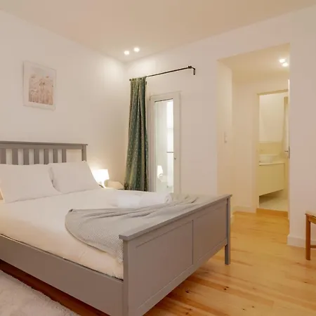 Apartment Charming Santos W/ Patio By Lovelystay Lisbon